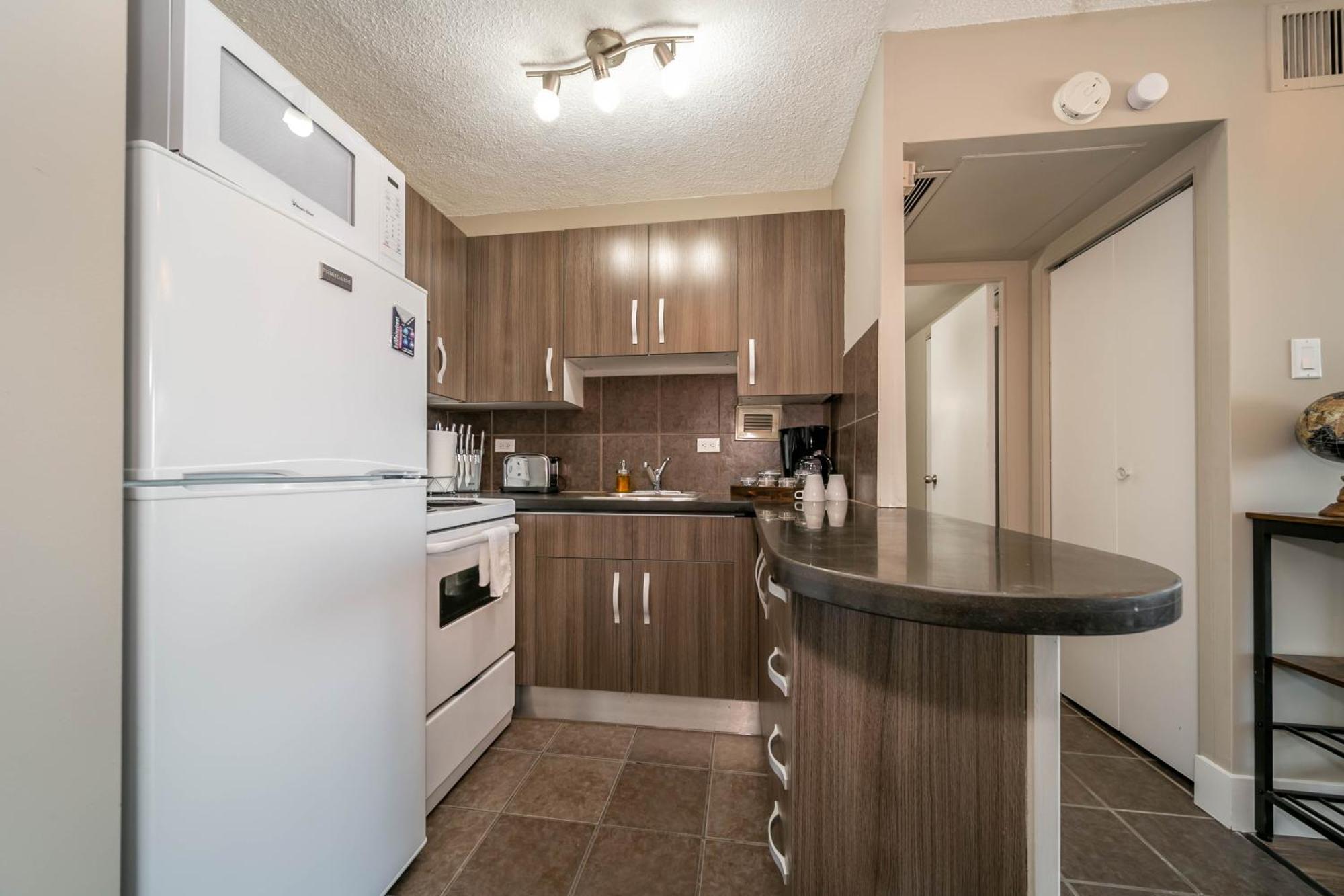 Rustic & Rogers Place, Free Parking! Apartment Edmonton Bagian luar foto